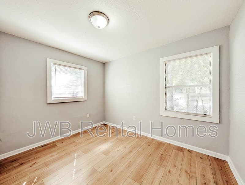 Jacksonville House: 7114 Bloxham Ave