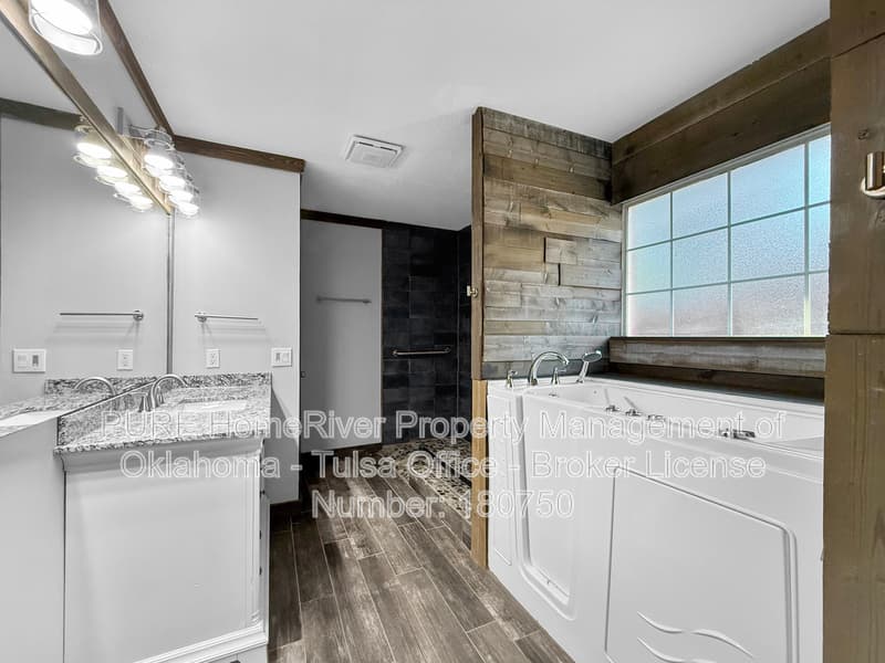 Collinsville House: 10736 E 120th St N