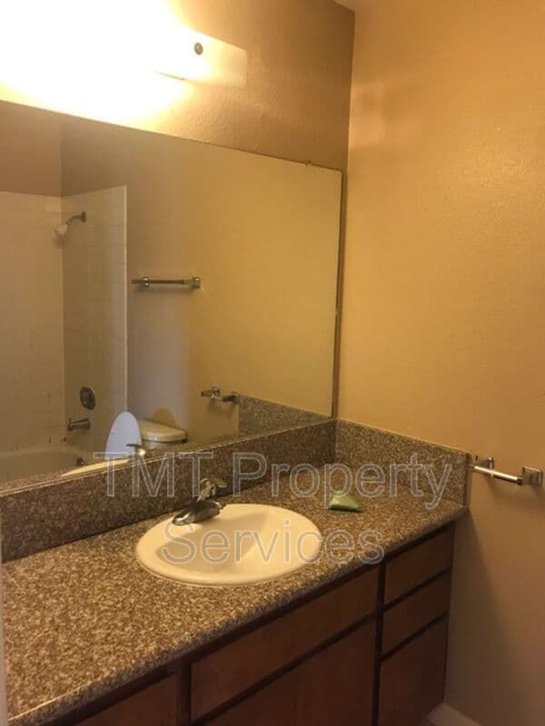 Sacramento House: 956 Greenstar Way