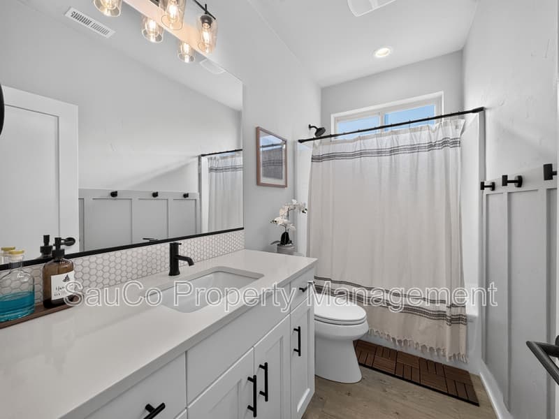Hillsboro House: 8063 Southeast Reddington Street