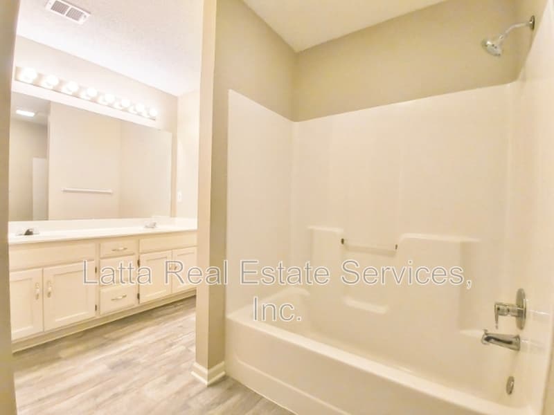 Lee's Summit Condo: 623 NE Swann Circle