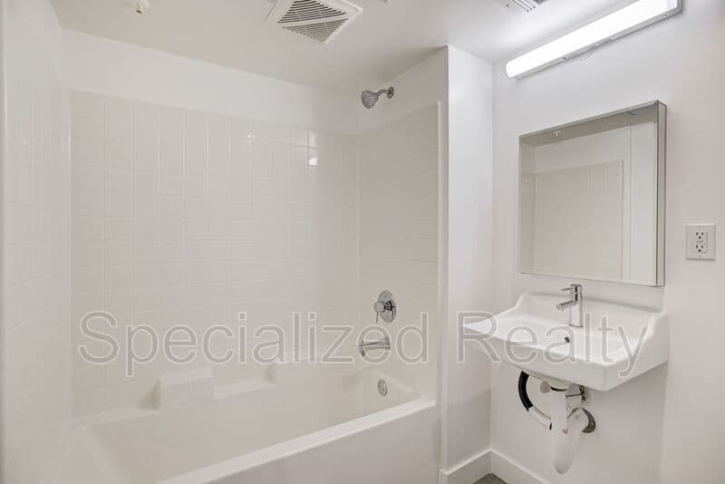Los Angeles Condo: 5068 Romaine Street