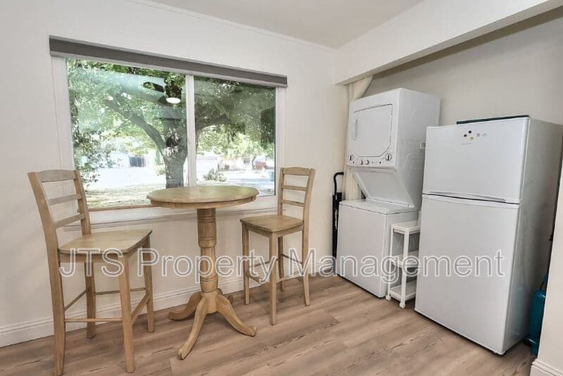 Fair Oaks House: 6906 Pin Oak Court