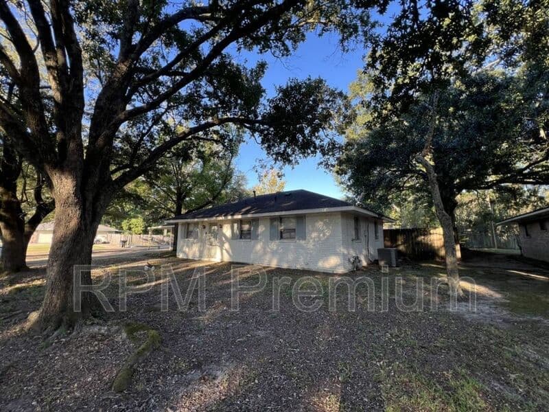 Baton Rouge House: 3280 Crestaire Dr