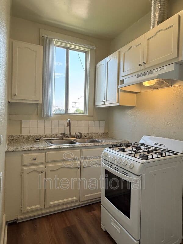 Los Angeles House: 1128 3/4 E. 49th St.