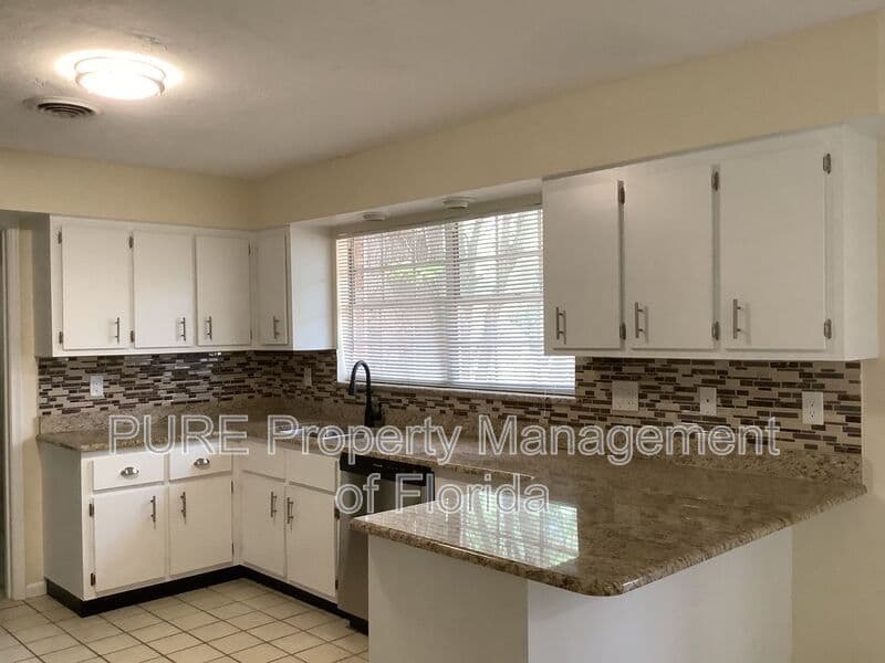 Ocala House: 711 NE 41st Avenue