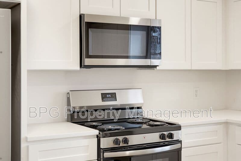 Woodstock Condo: 204 N Muhlenberg St