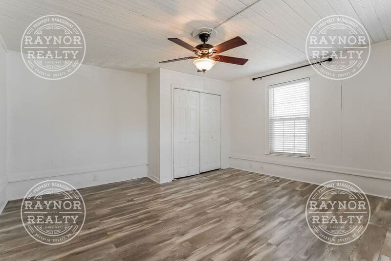 Youngsville House: 122 W Persimmon St