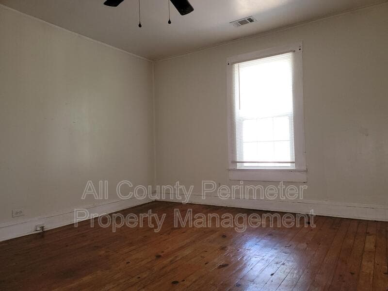 Macon House: 896 Dorothy St
