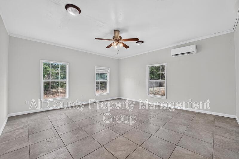 Bedford House: 2024 Charleston Drive