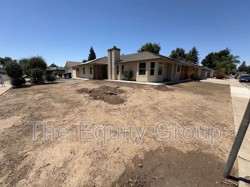 Visalia House: 2322 East Vassar Dr