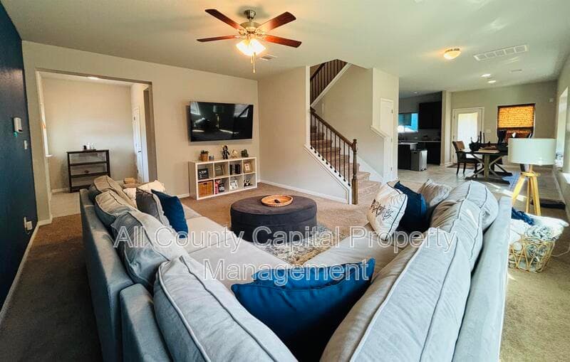 Manor House: 12605 Albatross Pass