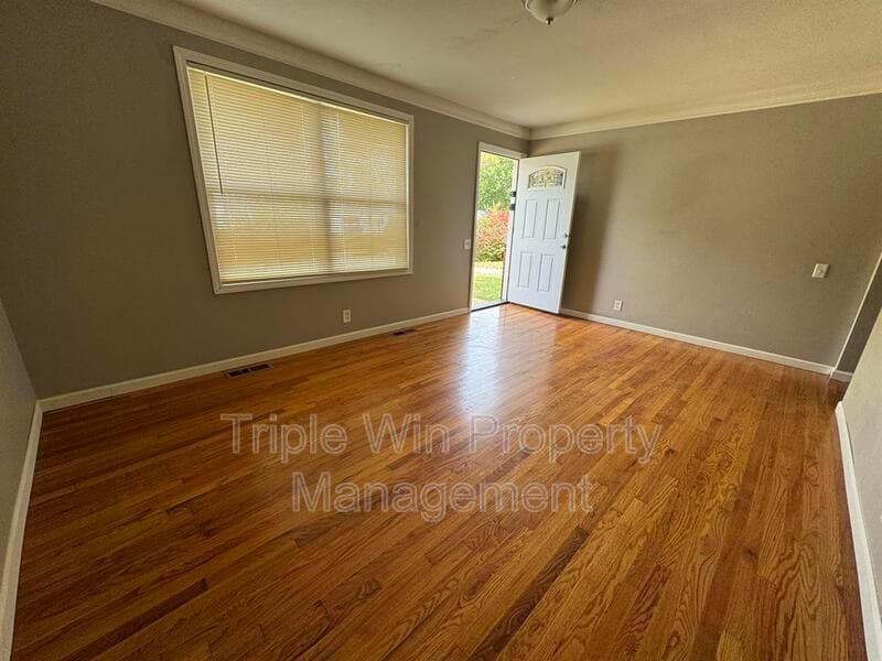 Saint Louis House: 1372 Farmview Ave