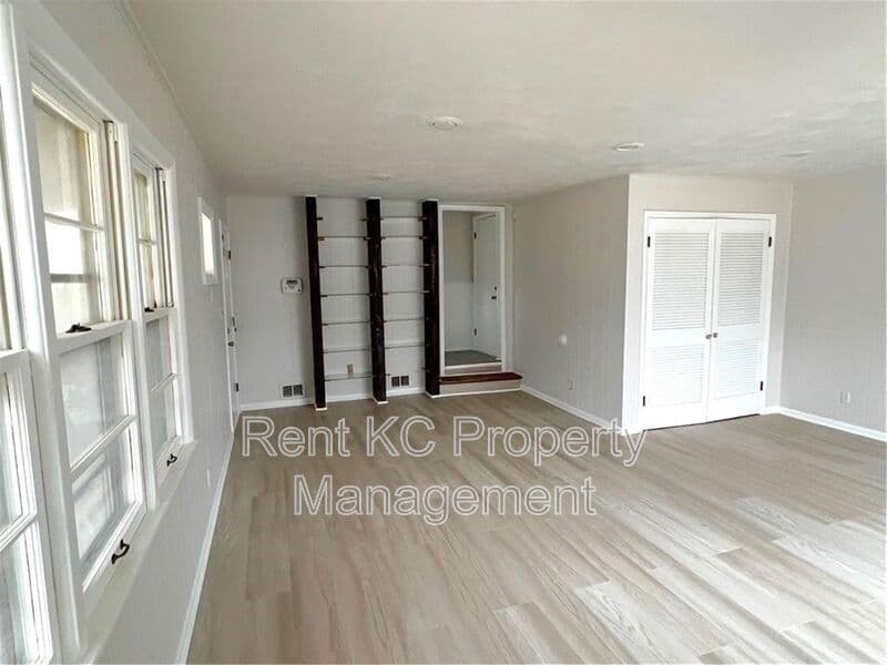 Kansas City House: 800 E 75th Terrace