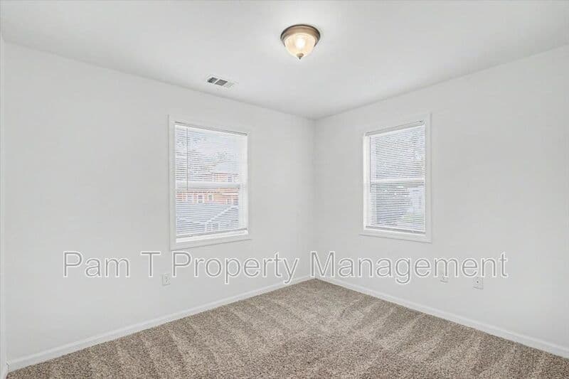 Savannah House: 1200 E 37th St