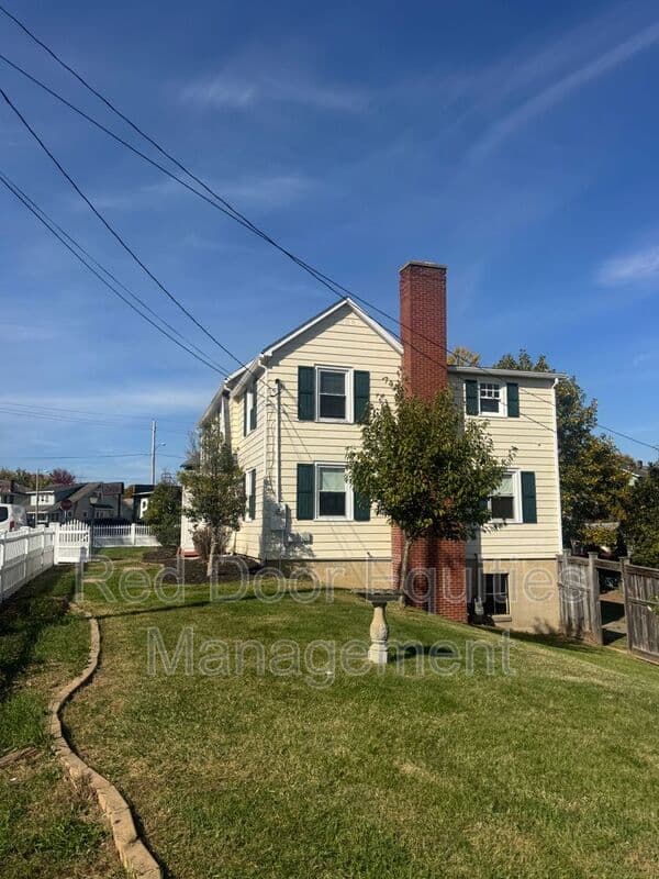 Lancaster House: 911 Angle Street