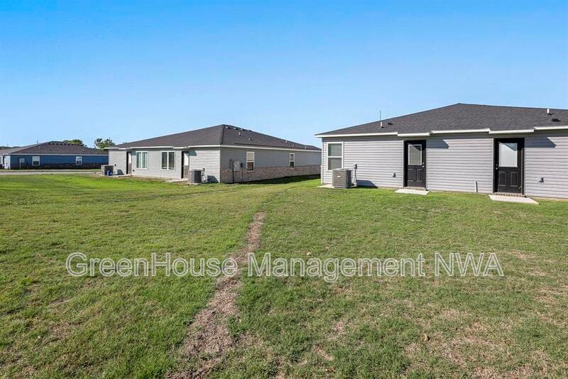 Unit B
Siloam Springs House: 412 W Cloud Dr