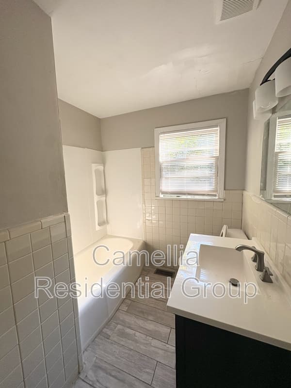 Center Point House: 1373 5th Place Northwest