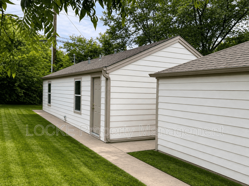 Fort Worth House: 3528 Rogers Ave