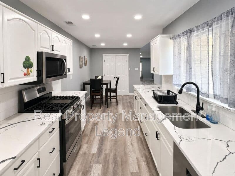 Carrollton House: 2930 Furneaux Ln