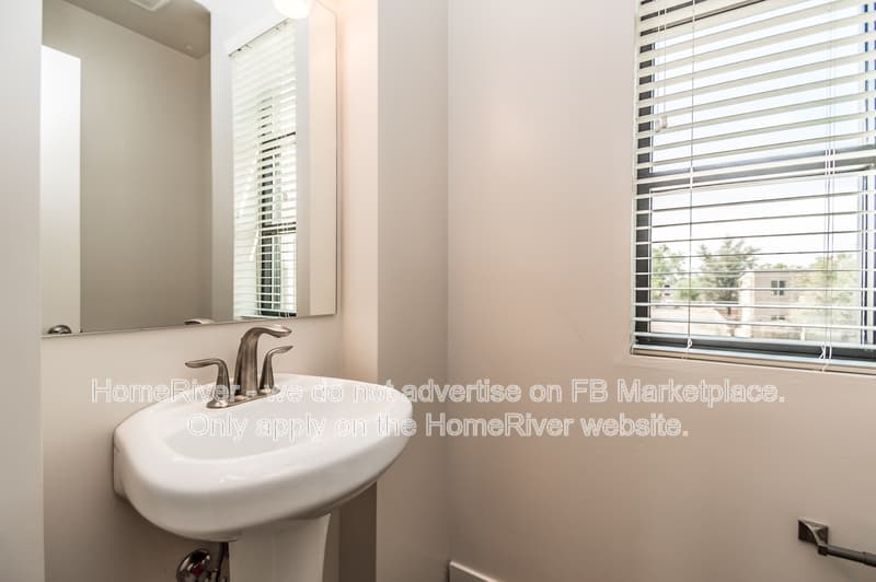 Tempe Townhome: 1000 W 5th St