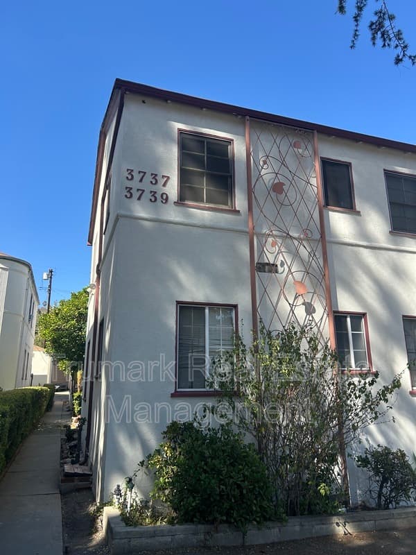 Los Angeles Condo: 3737 Los Feliz Blvd