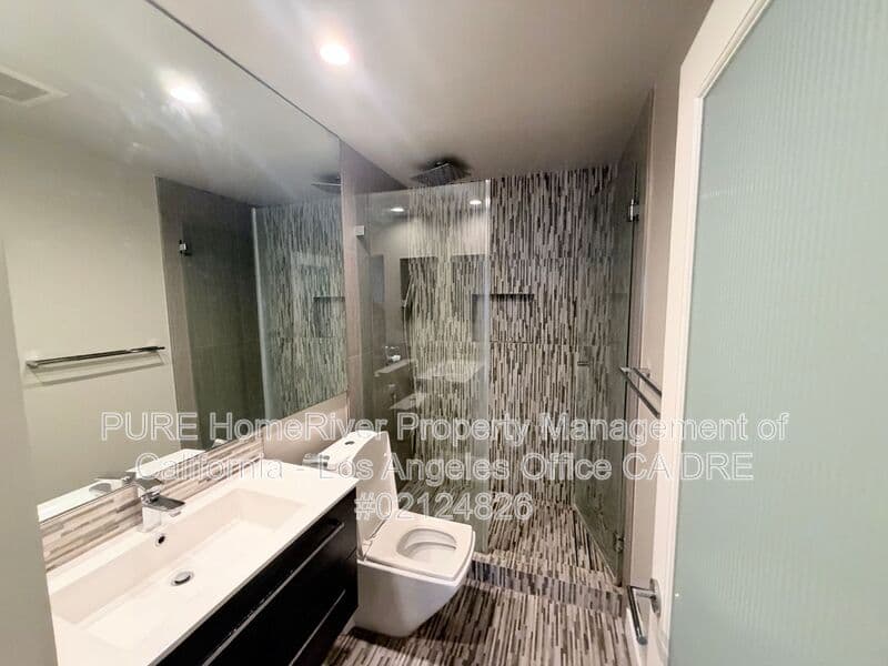 Redondo Beach House: 800 Camino Real