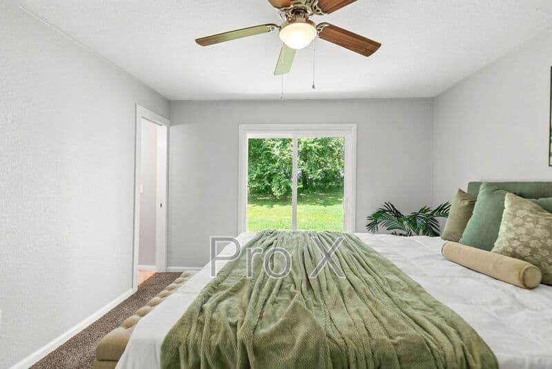Fayetteville House: 2300 W Holly St