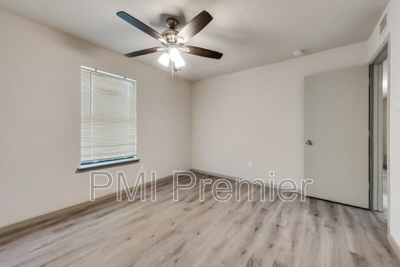 North Richland Hills House: 7021 Lincolnshire Ln