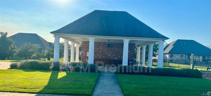 Zachary House: 7335 Oakview Dr.