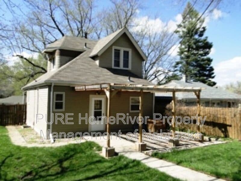 Omaha House: 1009 N 49th Ave