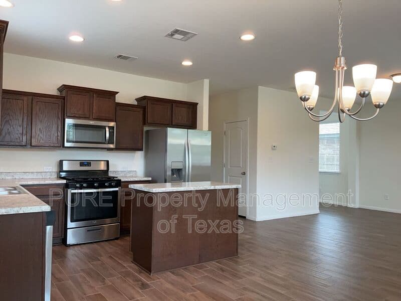 Leander House: 417 Cinnamon Teal