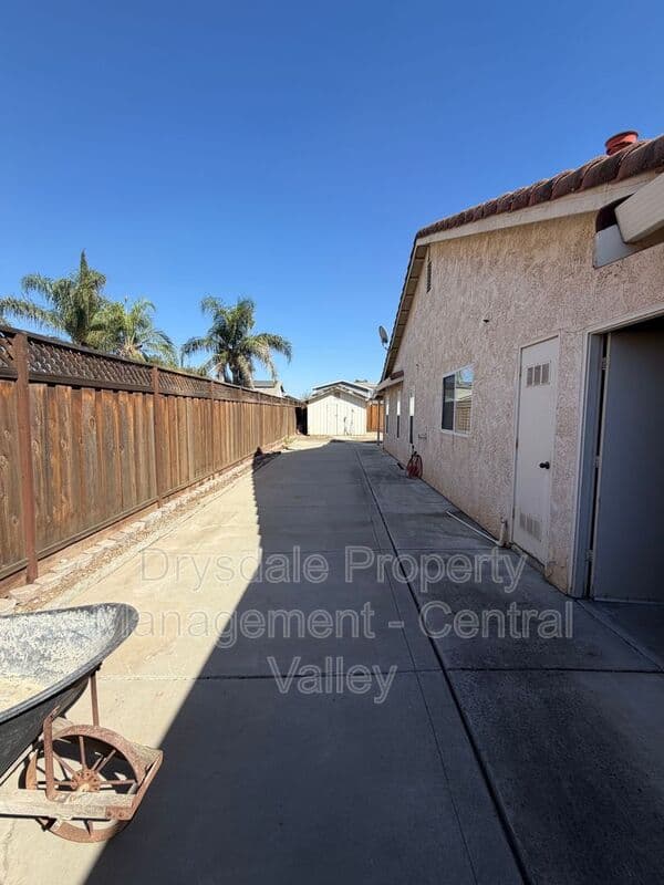Los Banos House: 1648 Alberta St.