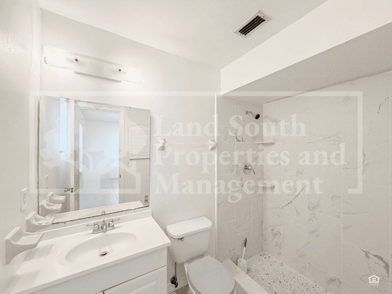 Lakeland House: 5011 Woodgreen Lane