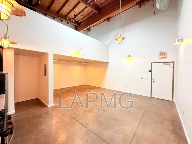 Los Angeles House: 1734 N. Main St.,/ 633 Gibbons Street - 633-160