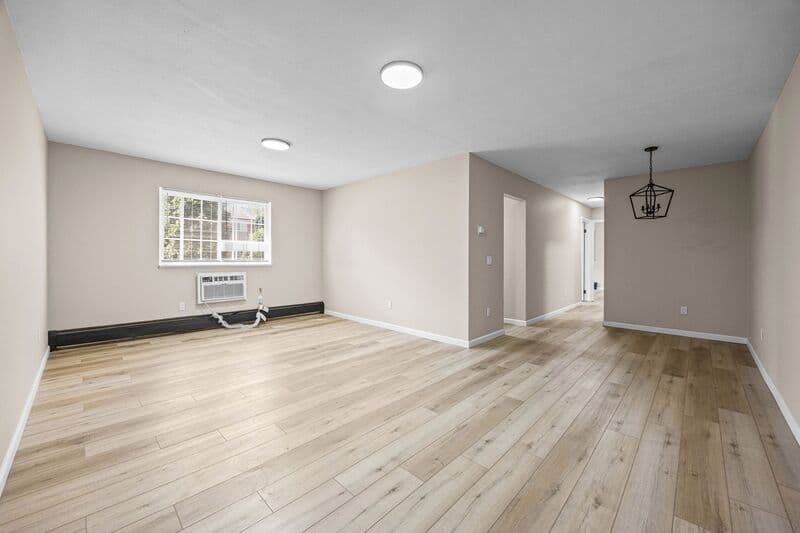 Bloomfield Apartment: 35 oakmount Avenue