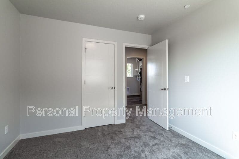 Washougal Townhome: 1815 N R Cir