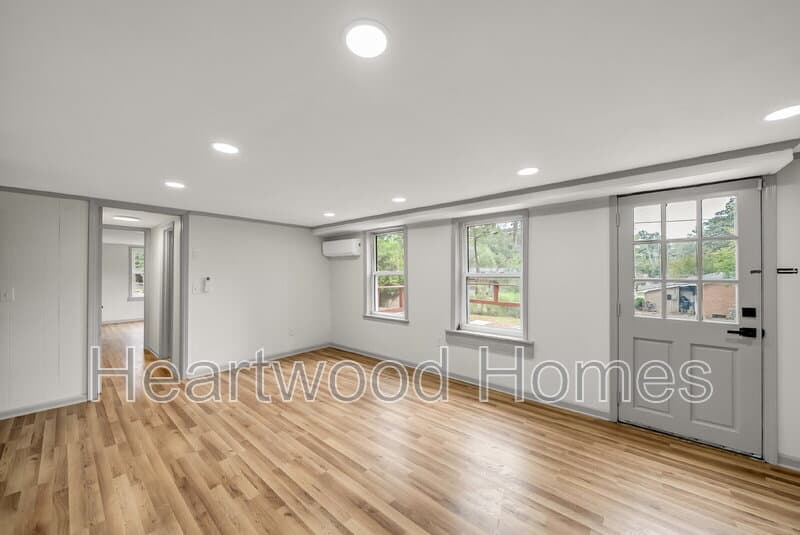 Columbia Condo: 1911 Cermack St