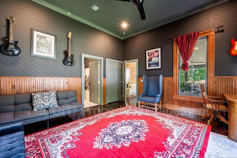 San Marcos House: 1017 W Hopkins St