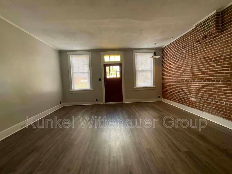 Belleville House: 120 Mascoutah Ave