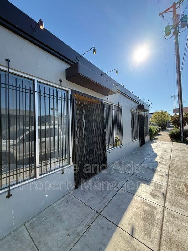 Portland House: 3552 NE SANDY BLVD