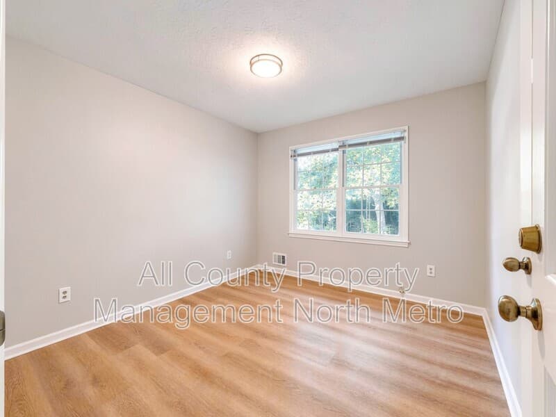Cumming House: 3235 Heard Drive