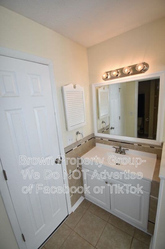 Fayetteville House: 6897 Kingsgate Dr