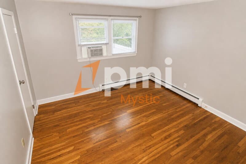 Mystic House: 90 Nantucket Dr