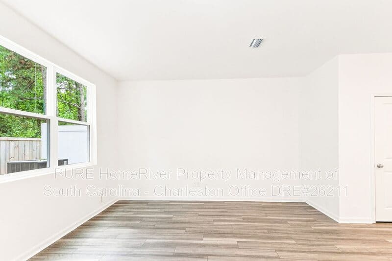 Summerville House: 1305 Scarlett Maple St