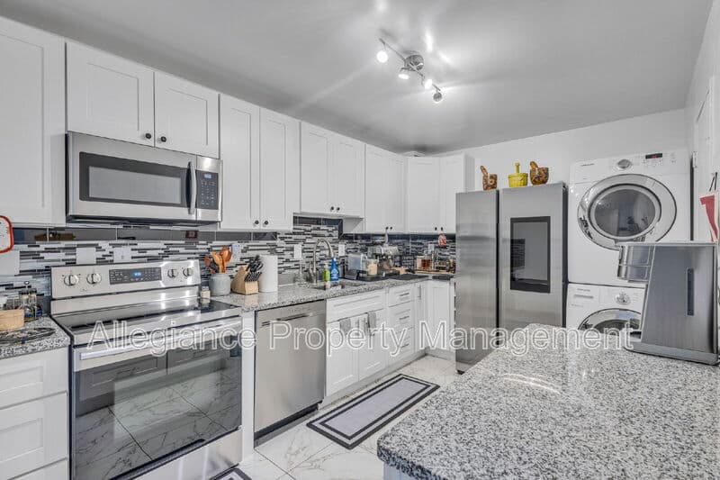 Alexandria House: 205 Yoakum Pkwy