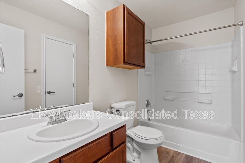 Austin House: 5825 Silver Screen Dr