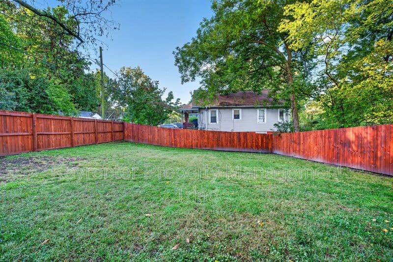Greensboro House: 814 Douglas St