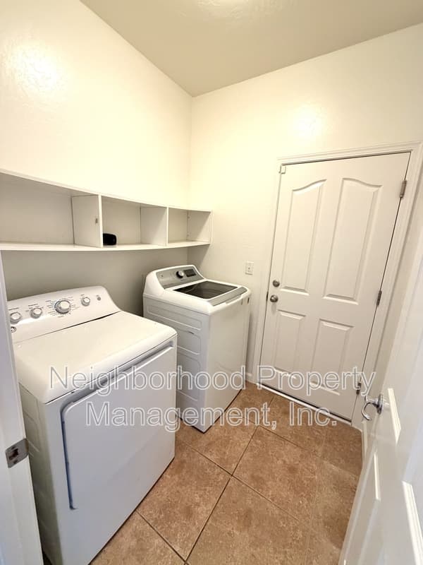 Fresno House: 10593 North Sierra Vista Avenue