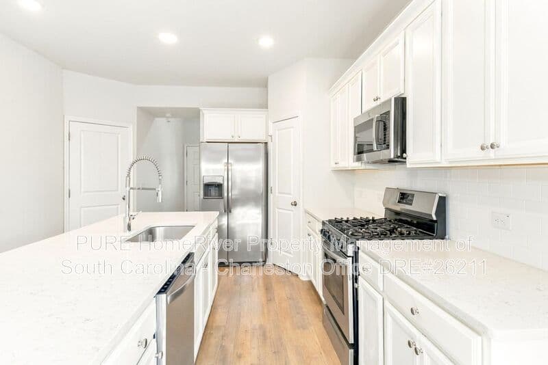 Goose Creek House: 105 Sequoia Ln